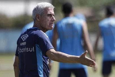 PORTO ALEGRE, RS, BRASIL, 05-01-2026: O técnico Luís Castro comanda o primeiro treino aberto do Grêmio em 2026, no CT Luiz Carvalho. Foto: Mateus Bruxel/Agência RBSIndexador: MATEUS BRUXEL<!-- NICAID(16198226) -->
