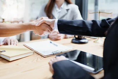 Law, consultation, agreement, contract, lawyer or  attorney shakes hands to agree on the client's offer to be hired to fight the parties in courtFonte: 550284619<!-- NICAID(15318879) -->