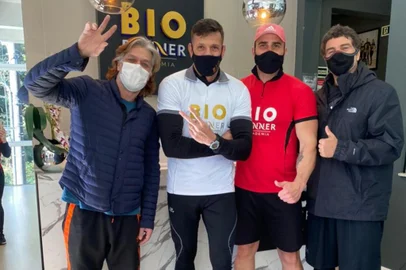 Na foto: Fábio Assunção, personal Carlos, proprietário da Biorunner, Luís Sá, e diretor Carlos Manga<!-- NICAID(14838618) -->