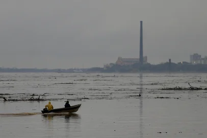 Porto Alegre, RS, Brasil – O nível do Rio Guaíba segue elevado após as fortes chuvas que atingiram o Estado nos últimos dias. A força da água arrastou detritos e muita sujeira, evidenciando os impactos da cheia sobre a cidade.<!-- NICAID(16063972) -->