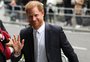 Príncipe Harry alfineta William e ataca tabloides em depoimento histórico: "Tem sido difícil"