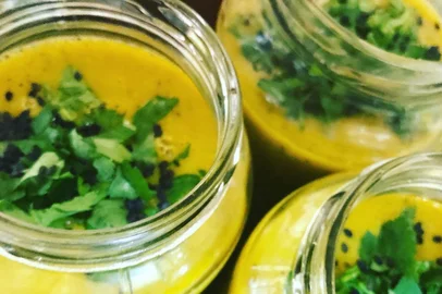 Descobri pelo Instagram as sopinhas da Carmen Fonseca e me apaixonei. Ela tem a marca Bendito Pote, que acredita na revolução através da comida. E faz por isso: tem parcerias com produtores agroecológicos locais, cria produtos orgânicos e frescos como sopas, cremes, saladas e kits para ocasiões especiais, cafés da manhã e datas comemorativas.As embalagens chamam a atenção: trabalha com potes de vidro e também com opções comestíveis e biodegradáveis.Meu pedido foi o Kit Friaca (o nome já é muito fofo). São vinte sabores de sopinhas para escolher no cardápio, que podem vir em quatro potes de 600ml ou seis potes de 350ml. As sopinhas e caldos são veganos e cheios de sabor. Como são base, combinam também com alguma pitada de outro tempero que você goste. Eu sempre ajusto um pouquinho (quase nada) o sal e também coloco pimenta, fica perfeito!Os pedidos podem ser feitos pelo Instagram @benditopoteorganicoo ou WhatsApp (51) 98682-0332 nas segundas ou terças-feiras. As entregas ocorrem nas quintas e sextas.<!-- NICAID(15510764) -->