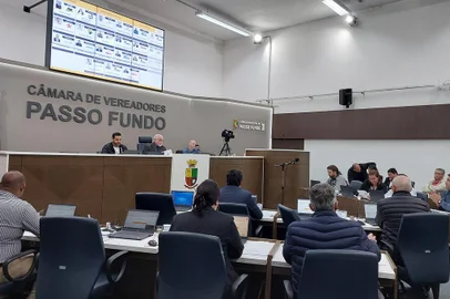 Por 12 votos favoráveis e 8 contrários, Câmara de Vereadores de Passo Fundo aprova subsídio de R$ 9 milhões às empresas de transporte público<!-- NICAID(15435291) -->