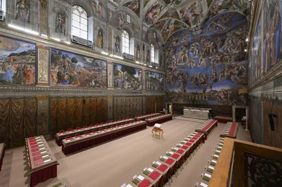 This photo taken and handout on May 6, 2025 by The Vatican Media shows the Sistine Chapel on the eve of the conclave in The Vatican. (Photo by Handout / VATICAN MEDIA / AFP) / RESTRICTED TO EDITORIAL USE - MANDATORY CREDIT "AFP PHOTO / VATICAN MEDIA" - NO MARKETING - NO ADVERTISING CAMPAIGNS - DISTRIBUTED AS A SERVICE TO CLIENTSEditoria: RELLocal: Vatican CityIndexador: HANDOUTSecao: popeFonte: VATICAN MEDIAFotógrafo: Handout<!-- NICAID(16031105) -->