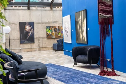 Porto Alegre ganha mais um local dedicado à arte, reforçando a onda de novas galerias que anda agitando a cena cultural da cidade. A partir das 19h, será inaugurado o Espaço Arte Design Prado. Idealizado pelas agências Luka Art e Genuinaobra, o empreendimento funcionará na Galeria Casa Prado (Rua Dinarte Ribeiro, 148), no tradicional bairro Moinhos de Vento. A primeira exposição, “Aberta a Diálogos”, trará artistas nacionais e internacionais, com destaque para a fotógrafa ucraniana Julia Wimmerlin.<!-- NICAID(15140283) -->