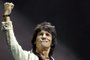 WOODRolling Stones' Ronnie Wood pumps is his fist during the opening song of the "Licks World Tour" at the Office Depot Center, Tuesday, Oct. 22. 2002, in Sunrise, Fla. (AP Photo/Steve Mitchell) Fonte: AP Fotógrafo: STEVE MITCHELL<!-- NICAID(930381) -->
