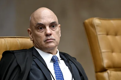 Evaristo Sa / AFP Brazilian Supreme Court Justice Alexandre de Moraes attends a court session at the Supreme Federal Court (STF) in Brasilia on September 2, 2026. The president of Brazil's Supreme Court on September 2 urged citizens to maintain trust in the institution as it battles a scandal involving a polarizing judge who has crossed swords with the right and Elon Musk. Justice Alexandre de Moraes, famous for overseeing the coup trial of far-right ex-president Jair Bolsonaro and for battling disinformation on Musk's X platform, has come under intense scrutiny over text messages he received from a fraud-accused banker. (Photo by Evaristo Sa / AFP)Editoria: POLLocal: BrasíliaIndexador: EVARISTO SASecao: politics (general)Fonte: AFPFotógrafo: STF<!-- NICAID(16357832) -->