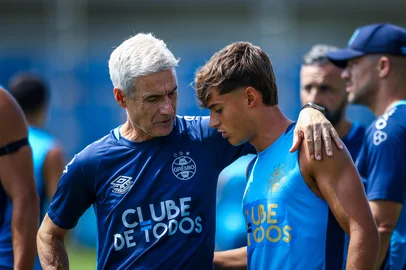 O técnico Luís Castro conversa com o volante Tiaguinho em treino do Grêmio no CT Luiz Carvalho.<!-- NICAID(16217129) -->