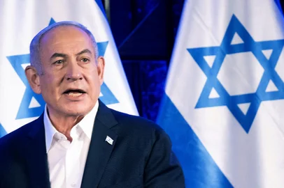 Israel's Prime Minister Benjamin Netanyahu make a statement as the US President listens on before a meeting in Tel Aviv on October 18, 2023, amid the ongoing battles between Israel and the Palestinian group Hamas. US President Joe Biden landed in Tel Aviv on October 18, 2023 as Middle East anger flared after hundreds were killed when a rocket struck a hospital in war-torn Gaza, with Israel and the Palestinians quick to trade blame. (Photo by Brendan Smialowski / AFP)Editoria: WARLocal: Tel AvivIndexador: BRENDAN SMIALOWSKISecao: armed conflictFonte: AFPFotógrafo: STF<!-- NICAID(15571900) -->