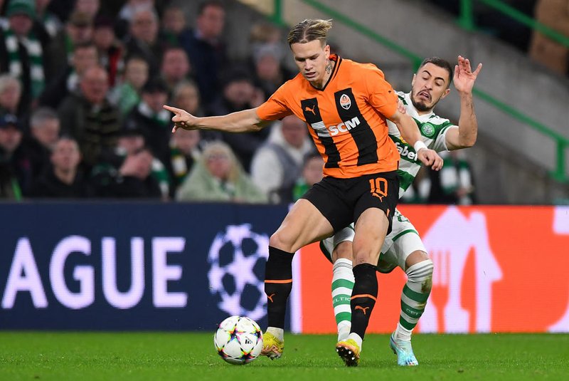 Shakhtar Donetsk's Ukranian forward Mykhaylo Mudryk (L) fights for the ball with Celtic's Croatian defender Josip Juranovic during the UEFA Champions League Group F football match between Celtic FC and Shakhtar Donetsk, at the Celtic Park stadium in Glasgow, on October 25, 2022. (Photo by ANDY BUCHANAN / AFP)Editoria: SPOLocal: GlasgowIndexador: ANDY BUCHANANSecao: soccerFonte: AFPFotógrafo: STR<!-- NICAID(15313001) -->