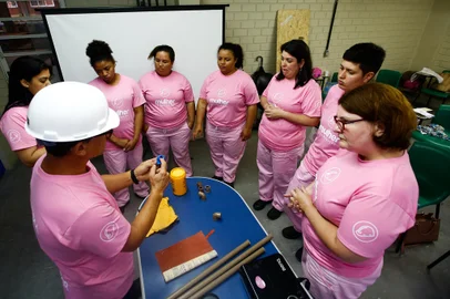 Ivoti, RS, BrasilONG Mulher em Construção oferece aulas sobre técnicas de construção pré moldada a seco, na empresa Visia Construção Industrializada.Indexador: Jonathan Hgeckler<!-- NICAID(15264562) -->