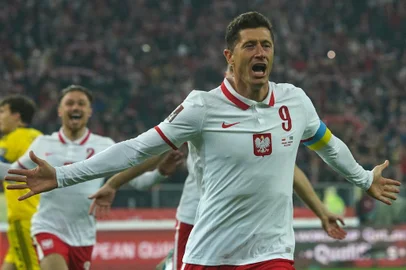 Football: 2022 World Cup qualifiers - Europe - Final First Leg: Poland v SwedenPoland's forward Robert Lewandowski celebrates after shooting from the penalty spot to score his team's opening goal during the FIFA World Cup Qatar 2022 qualifying final first Leg football match Poland v Sweden at the Slaski Stadium in Chorzow, Poland on March 29, 2022. (Photo by JANEK SKARZYNSKI / AFP)Editoria: SPOLocal: ChorzówIndexador: JANEK SKARZYNSKISecao: soccerFonte: AFPFotógrafo: STR<!-- NICAID(15054513) -->