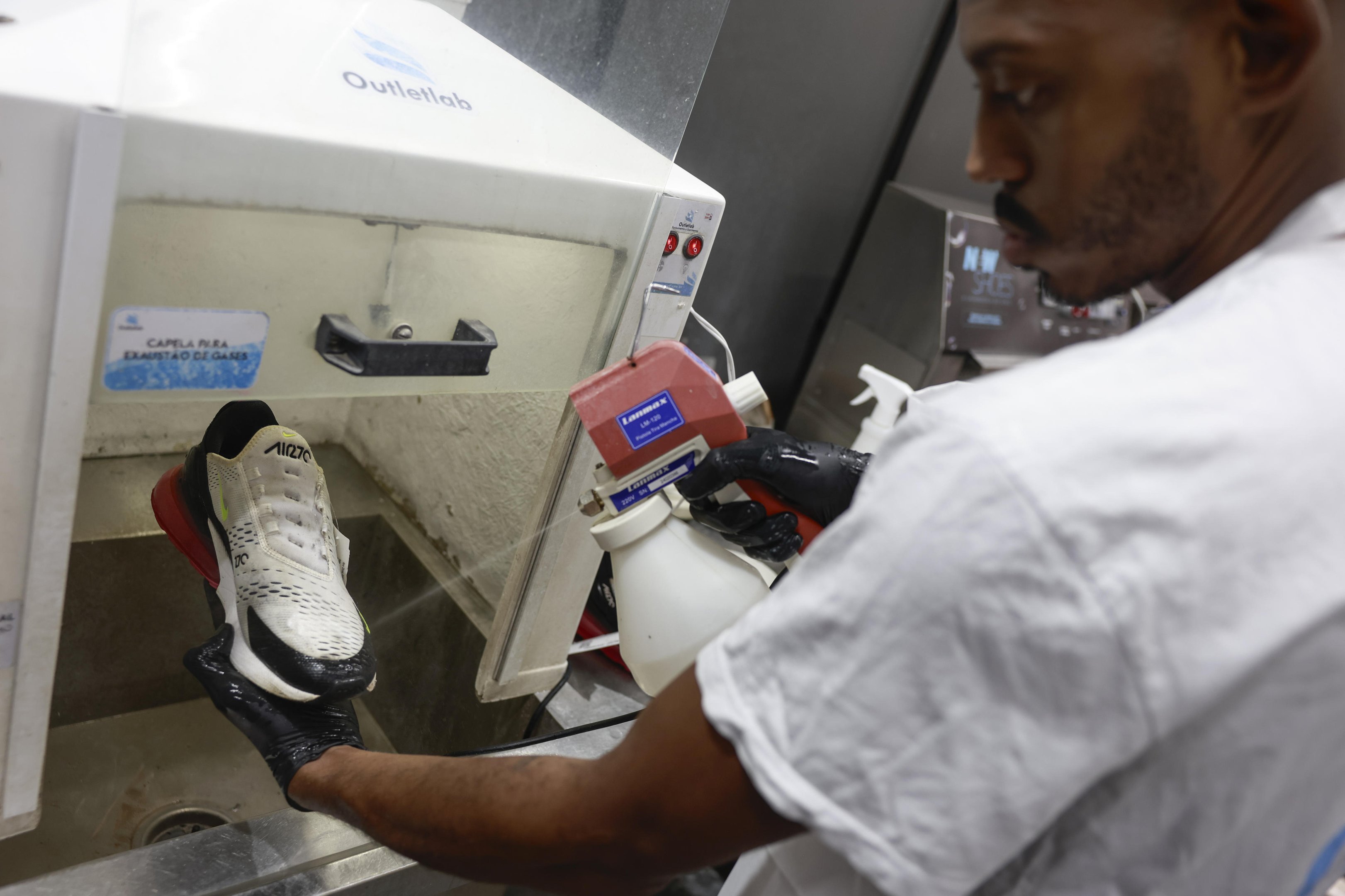 "Evolu&ccedil;&atilde;o da sapataria": lavanderias especializadas em t&ecirc;nis ganham espa&ccedil;o em Porto Alegre