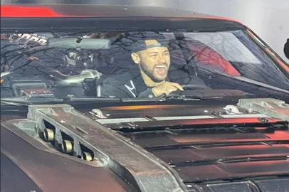 Neymar aparece dentro do Batmóvel em encontro com elenco do novo Batman<!-- NICAID(15023026) -->