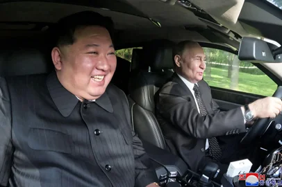 This picture taken on June 19, 2024 and released on June 20, 2024 from North Korea's official Korean Central News Agency (KCNA) via KNS shows North Korea's leader Kim Jong Un (L) sitting in the passenger seat of a car driven by Russia's President Vladimir Putin (R) in the garden of the Kumsusan State Guesthouse in Pyongyang. (Photo by KCNA VIA KNS / AFP) / South Korea OUT / ---EDITORS NOTE--- RESTRICTED TO EDITORIAL USE - MANDATORY CREDIT "AFP PHOTO/KCNA VIA KNS" - NO MARKETING NO ADVERTISING CAMPAIGNS - DISTRIBUTED AS A SERVICE TO CLIENTSTHIS PICTURE WAS MADE AVAILABLE BY A THIRD PARTY. AFP CAN NOT INDEPENDENTLY VERIFY THE AUTHENTICITY, LOCATION, DATE AND CONTENT OF THIS IMAGE. / Editoria: POLLocal: PyongyangIndexador: STRSecao: diplomacyFonte: KCNA VIA KNSFotógrafo: STR<!-- NICAID(15794783) -->