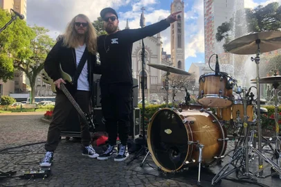 Formado por Diego De Toni e Woody Lusa, o duo 2 Step Flow representa o RS no programaOs músicos caxienses Diego De Toni e Woody Lusa, que formam o duo 2 Step Flow e estão representando o Rio Grande do Sul na série “Garimpeiros do Rock”, já tem data para aparecerem no programa exibido no Globoplay e no Canal Bis. Com gravação em solo gaúcho, o episódio com a banda entra no ar na próxima terça-feira, dia 26 de novembro. O programa, comandado por Paulo Baron e Orlando Custódio, tem como foco encontrar as novas joias do rock nacional. Os dois passaram por nove estados brasileiros e vão guiando os futuros rockstars na busca por seus objetivos. Estão sendo apresentadas 11 bandas, uma em cada episódio.<!-- NICAID(15917521) -->