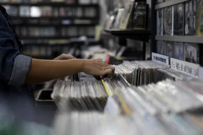 PORTO ALEGRE, RS, BRASIL, 09.04.2024: Localizada no Bom Fim, a Toca dos Discos é uma das mais antigas do gênero ainda em operacão na cidade, comercializando CDs, vinis novos e usados. Foto: Camila Hermes/Agencia RBS<!-- NICAID(15732633) -->