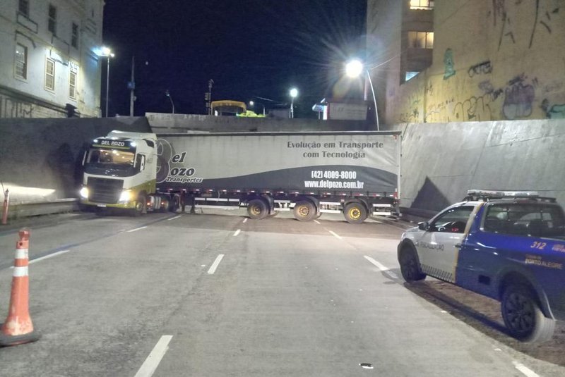 Caminhão fica preso na entrada do túnel da Conceição e bloqueia totalmente a via <!-- NICAID(15621536) -->