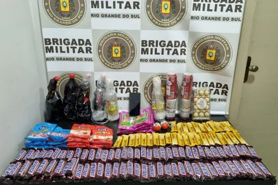 Chocolate e cerveja: apreendidos alimentos que seriam arremessados ao Presídio de Passo Fundo<!-- NICAID(15511731) -->