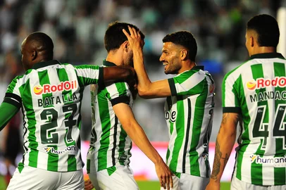 CAXIAS DO SUL, RS, BRASIL, 29/03/2025 - Brasileirão 2025 - Juventude e Vitória, Alfredo Jaconi, Caxias Do Sul. Gol do Gabriel (Neimar De Cesero/Agência RBS)<!-- NICAID(16006154) -->