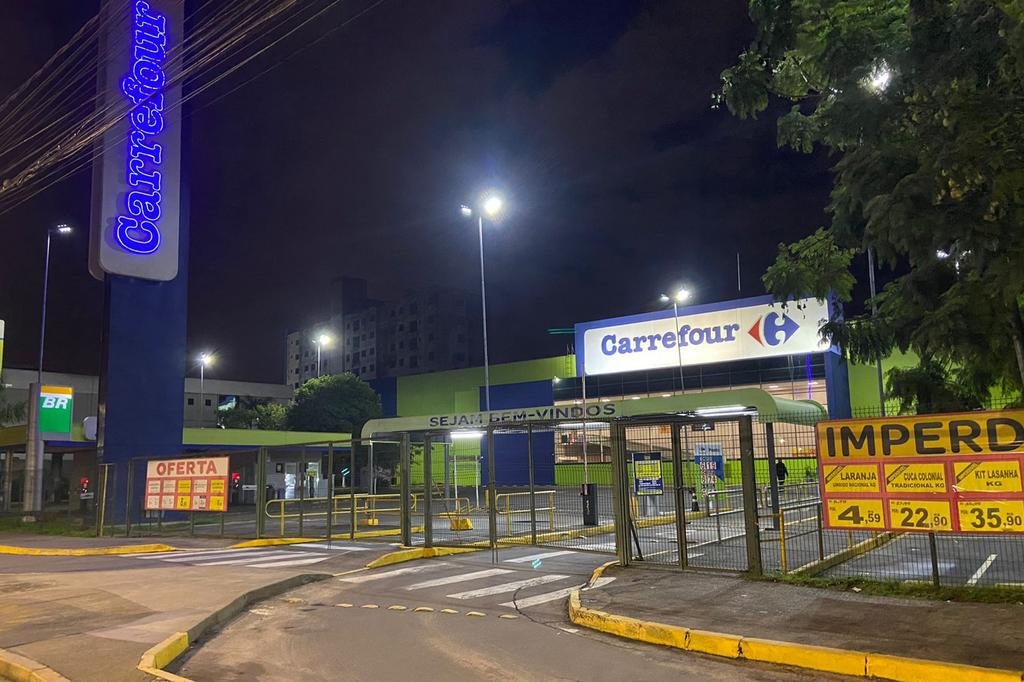 Criminosos invadem supermercado e fazem funcion&aacute;rios ref&eacute;ns em Gravata&iacute;