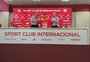 Aránguiz é apresentado no Inter, mas não dá prazo para entrar em campo: "Não temos pressão de voltar logo"