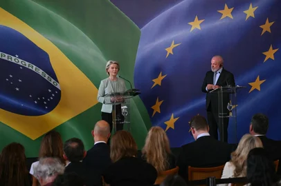 MAURO PIMENTEL / AFP President of the European Commission Ursula von der Leyen speaks next to Brazil's President Luiz Inacio Lula da Silva during a press conference after a meeting within the framework of the signing agreement between the European Union and Mercosur at Itamaraty Palace in Rio de Janeiro, Brazil, on January 16, 2026. Mercosur and the European Union will sign an agreement on January 17 in Paraguay that will create one of the largest free trade areas in the world, with the stated aim of seeking a third way between the United States and China, but which is causing friction with the European agricultural sector and industrialists in Brazil and Argentina. (Photo by Mauro PIMENTEL / AFP)<!-- NICAID(16205458) -->