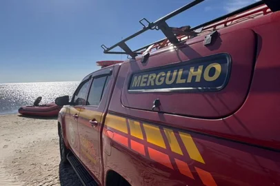 Mergulhadores procuram corpo na Capilha<!-- NICAID(16212047) -->