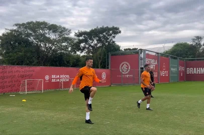 Aránguiz em treino do Inter