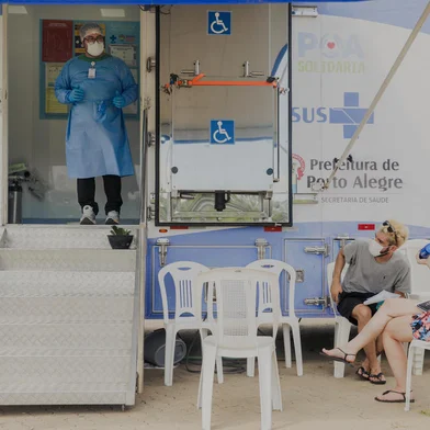 PORTO ALEGRE, RS, BRASIL - 17/01/2022Capital inicia testagem de covid-19 com ônibus itinerante. Na foto, os pacientes Pablo Buhe e Vanessa Possamai<!-- NICAID(14991785) -->