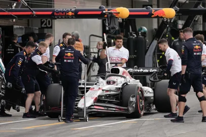 Carro de Max Verstappen durante treino deste sábado