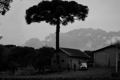 O filme foi produzido de forma 100% independente por artistas locais da cidade de Caxias do Sul, no distrito de Fazenda Souza.O curta-metragem estreia na Sala de cinema Ulysses Geremia no Sábado (24/01) às 21h00. O filme dá vida a uma família de italianos que vive isolada em um cenário rural no interior de Caxias do Sul. Ambientado em um clima nebuloso, invernal, o filme exalta o horizonte da serra e utiliza de suas especificidades, como vegetação, animais e costumes típicos, para dar vida à história.Estrelado pelos atores Marco Antonio da Silva, Nêmora Hoff e Edu Seggab.<!-- NICAID(16205320) -->