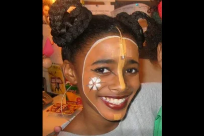 Imani Dia Smith, ex-atriz mirim da Broadway que atuou em "O Rei Leão", morreu no último domingo (20) após ser esfaqueada em sua casa em Edison, no estado de Nova Jersey, segundo autoridades locais. Ela deixa um filho de 3 anos.<!-- NICAID(16193357) -->