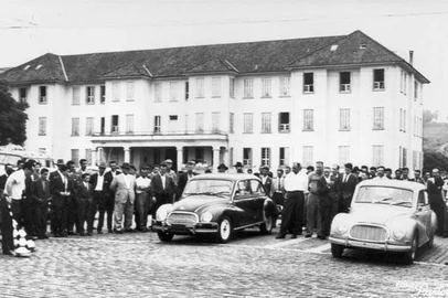 Organizado a partir de dezembro de 1959, o primeiro Quilômetro de Arrancada de Caxias do Sul até hoje é lembrado como um marco do automobilismo local. A “prova de aceleração”, realizada em 6 de março de 1960, compreendeu o trajeto da Rua Sinimbu entre a Angelina Michelon e a Guia Lopes, sentido Lourdes-Centro. Dali partiram os volantes das categorias 1.300, 2.500, 3.500 e 4.500 cilindradas, com tempo de cinco minutos entre cada largada.Na foto: momento da largada de dois DKW’s defronte ao antigo Orfanato Santa Terezinha (Colégio Madre Imilda).<!-- NICAID(16356077) -->