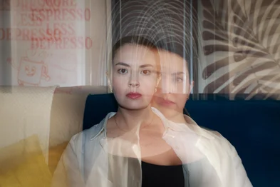 PORTO ALEGRE, RS, BRASIL, 24-10-2025: Mulheres que sofrem desse tipo de enxaqueca não podem fazer uso de anticoncepsionais, porque isso aumenta consideravelmente o risco de AVC. Não é uma novidade, mas pouca gente sabe disso, e é comum que até mesmo médicos negligenciem. A personagem, Amanda, é uma mulher que tem diagnóstico de enxaqueca com aura desde a adolescência, mas passou cerca de 10 anos fazendo uso do anticoncepcional por desconhecimento dessa contraindicação. Mesmo passando por diversos médicos durante o período, nunca foi orientada sobre a necessidade de mudar o método contraceptivo, e soube do risco que estava correndo somente há pouco tempo. Na foto: Amanda Xavier (Foto: André Ávila/Agência RBS)Indexador: Andre Avila<!-- NICAID(16153587) -->