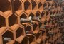 Casal compra casa antiga e descobre adega secreta com vários vinhos; veja o vídeo