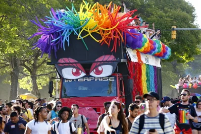 PORTO ALEGRE, RS, BRASIL 08/12/2019 - Tradicional evento que marca o aniversário de 50 anos do Levante de Stonewall celebra a comunidade LGBT+. (FOTO: ROBINSON ESTRÁSULAS/AGÊNCIA RBS)<!-- NICAID(14352180) -->