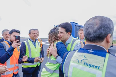 Denise Pessôa e o ministro de Portos e Aeroportos, nos anúncios em PoA.<!-- NICAID(15893977) -->