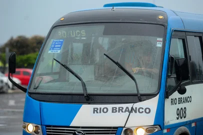 CAXIAS DO SUL, RS, BRASIL, 17/11/2023. Lançado em setembro de 2000, o Táxi Lotação, apelidado de azulzinho em Caxias do Sul, teve os itinerários reduzidos desde sua implantação, mas segue sendo modelo atrativo de transporte coletivo tanto para viagens longas, que ligam os bairros Desvio Rizzo e Cruzeiro, quanto para roteiros mais curtos, como do bairro São Pelegrino ao Centro da cidade, pela Avenida Júlio de Castilhos. (Bruno Todeschini/Agência RBS)Indexador: BTK<!-- NICAID(15600989) -->