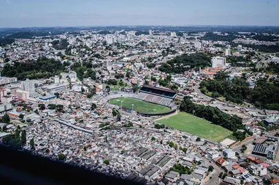 Foto do Estádio Centenário, de Caxias do Sul, com visão para o bairro Euzébio Beltrão de Queiroz. <!-- NICAID(15965390) -->
