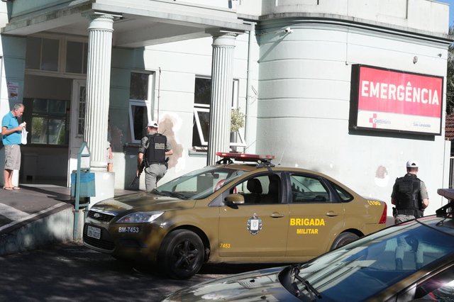SÃO LEOPOLDO -RS- BRASIL- 09/11/2018- Gabriel Vilas Boas Minossi, de 19 anos, foi executado por bandidos enquanto estava internado no hospital Centenário. A Delegacia de Homicídios do município afirma que ele foi morto por engano. O alvo dos criminosos seria Alex Junior Abreu Tubiana, 28 anos, que também estava internado no hospital após sofrer uma tentativa de homicídio. Movimentação de policiais em frente a porta do hospital. FOTO FERNANDO GOMES/ ZERO HORA.<!-- NICAID(13823380) -->