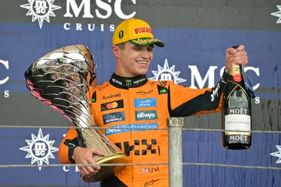 NELSON ALMEIDA / AFP McLaren's British driver Lando Norris celebrates with the trophy and champagne after winning the Sao Paulo Formula One Grand Prix at the Jose Carlos Pace racetrack, aka Interlagos, in Sao Paulo, Brazil on November 9, 2025. (Photo by Nelson ALMEIDA / AFP)<!-- NICAID(16168659) -->