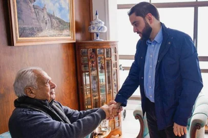 O pré-candidato a governador Gabriel Souza (MDB) se encontrou nesta sexta-feira (20) com o ex-senador Pedro Simon<!-- NICAID(15102902) -->