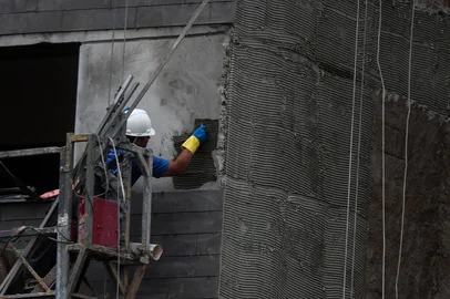 Porto Alegre, RS, BrasilPesquisa da Fiergs aponta falta e alto custo na mão de obra para contrução civil o que preciona a indústria.<!-- NICAID(15909871) -->