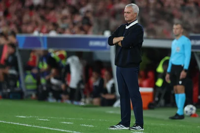 Fenerbahce's Portuguese coach Jose Mourinho stands on the touchline during the UEFA Champions League play off second leg football match between SL Benfica and Fenerbahce at Luz stadium in Lisbon on August 27, 2025. (Photo by PATRICIA DE MELO MOREIRA / AFP)<!-- NICAID(16112628) -->