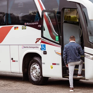 A prefeitura de Bento Gonçalves está disponibilizando transporte gratuito para Porto Alegre voltado para pacientes que precisam realizar consultas e exames na capital gaúcha. A iniciativa é uma parceria com a Bento Transportes e amplia os benefícios disponibilizando duas linhas diárias, com horários de 4h15min e 7h15min, com saída da rodoviária de segunda a sexta-feira, sem custo para o paciente.<!-- NICAID(16288343) -->