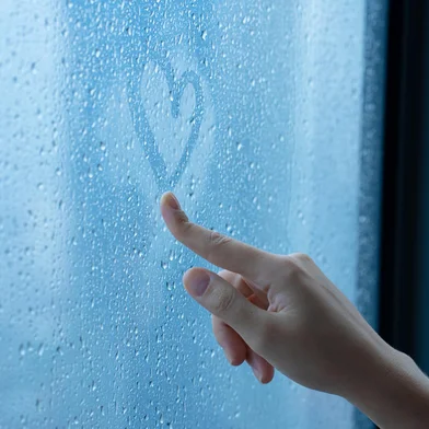 Female hand drawings a heart on a foggy window during the rain. Glass in drops of water. The concept of romance.Female hand drawings a heart on a foggy window during the rain. Glass in drops of water. The concept of romanceIndexador: kukota ekaterinaFonte: 378856606<!-- NICAID(15134752) -->