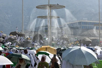 (FILES) Mist dispensers refreshen Muslim pilgrims at the base of Saudi Arabia's Mount Arafat, also known as Jabal al-Rahma or Mount of Mercy, during the climax of the Hajj pilgrimage on June 15, 2024. Friends and family searched for missing hajj pilgrims on June 19, 2024, as the death toll at the annual rituals, which were carried out in scorching heat, surged past 900. About 1.8 million people attended the pilgrimage. (Photo by FADEL SENNA / AFP)Editoria: RELLocal: Mount ArafatIndexador: FADEL SENNASecao: islamFonte: AFPFotógrafo: STF<!-- NICAID(15793540) -->