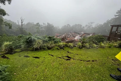 Interditado desde domingo, prédio desaba em Gramado<!-- NICAID(15606310) -->
