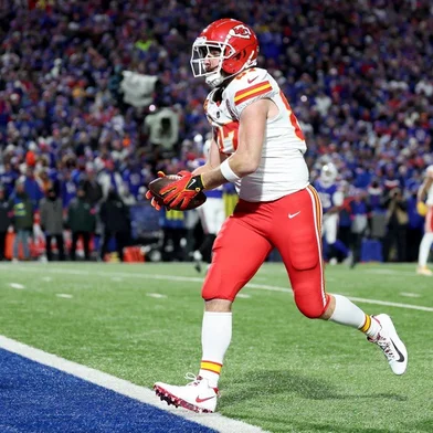 Travis Kelce marcou dois touchdowns na partida.